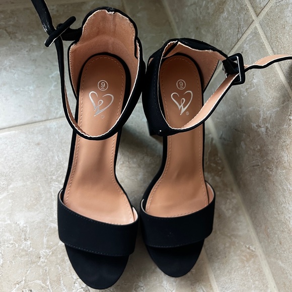 Black Windsor heels - Picture 4 of 5